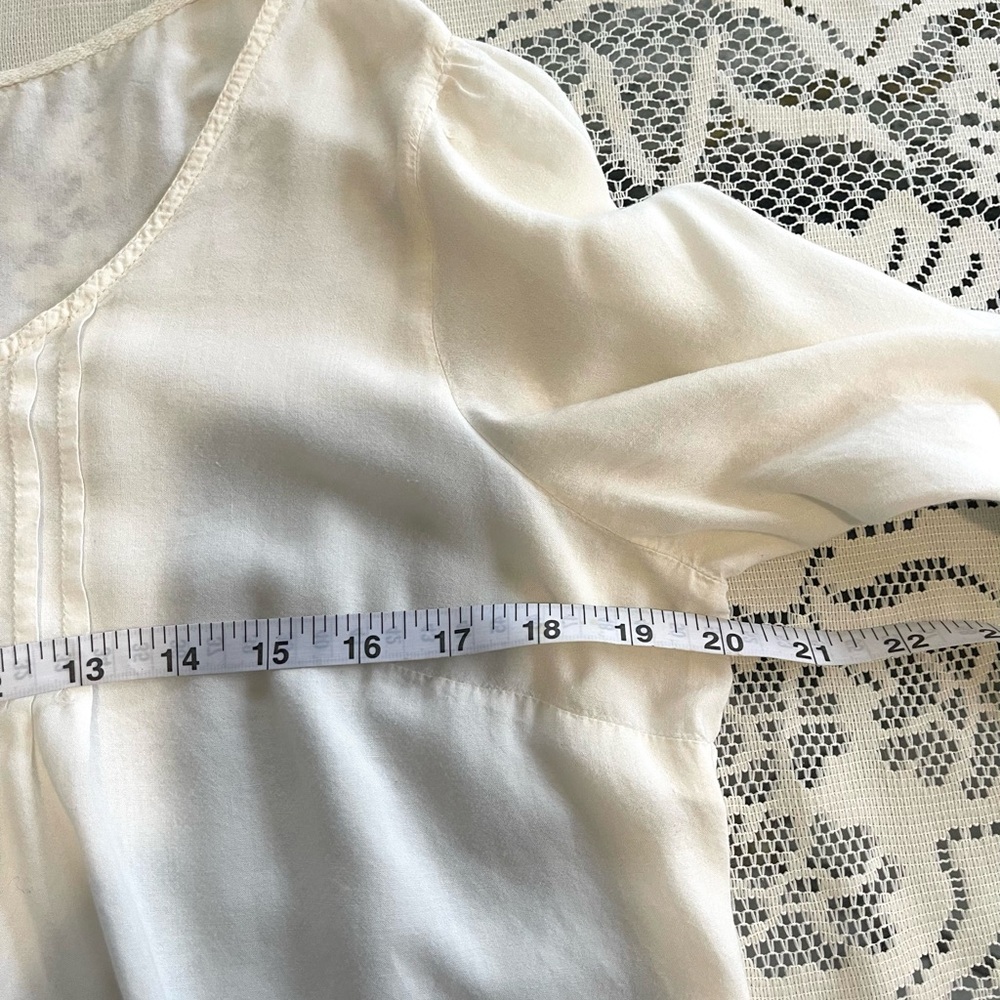 🍀 Elegant White Blouse with Lace Details 🍀 - Picture 4 of 11